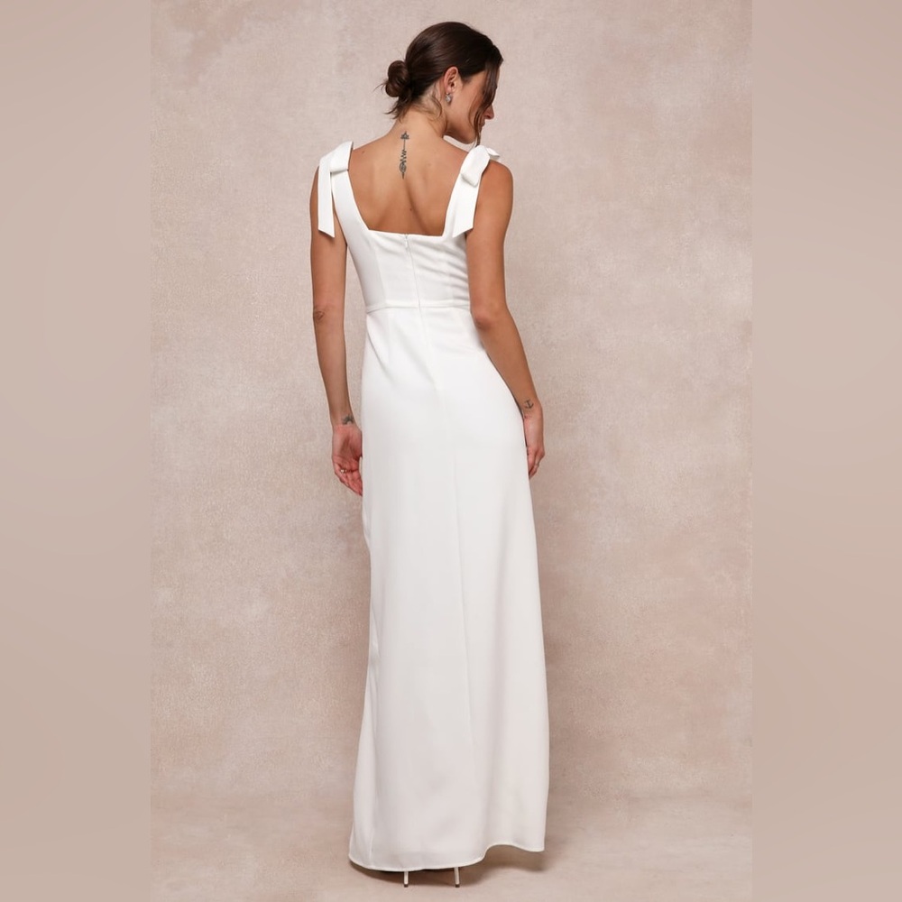Elegant White Sleeveless Dress - Picture 2 of 4